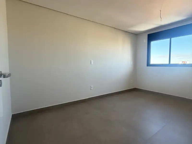Dormitório com janela e piso porcelanato