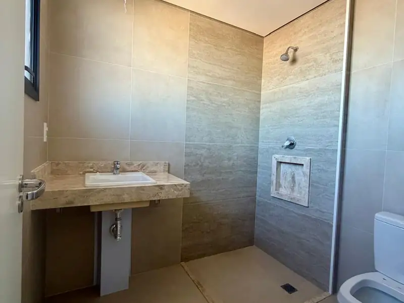 Banheiro com bancada de mármore