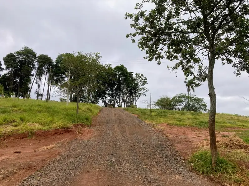 Estrada interna cascalhada do loteamento Lagoa Dourada