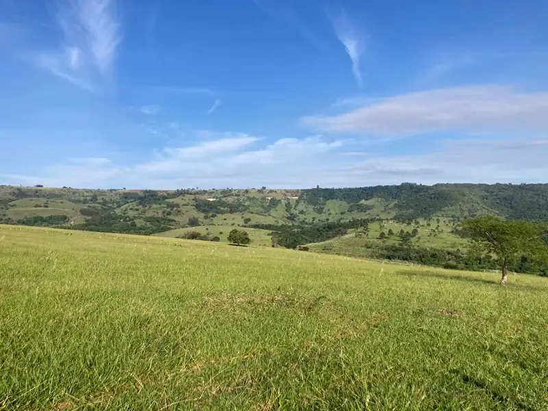 Campo verde com vista para os morros da Serra da Bocaina, em Botucatu