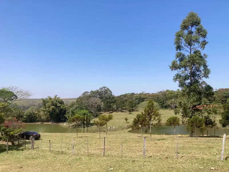 Lago com mata ao fundo na Fazenda Jaciobá