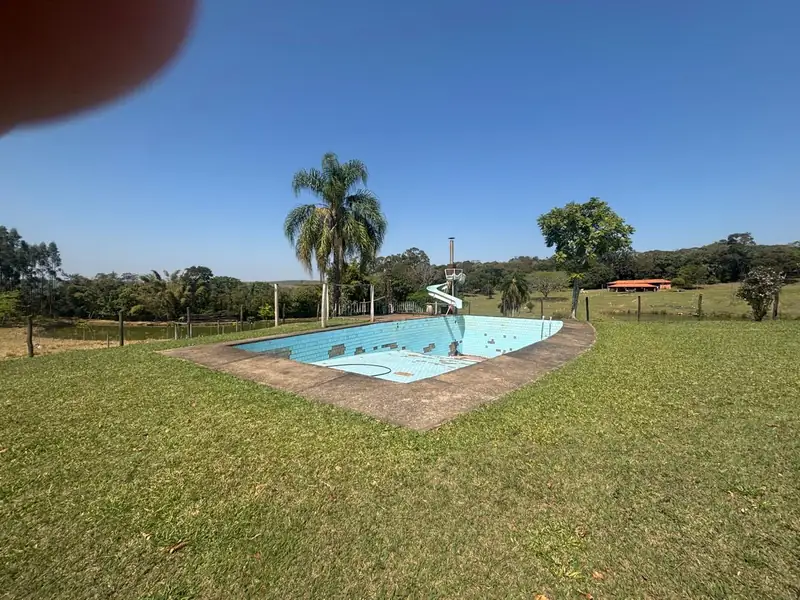 Piscina ao lado da casa sede da fazenda em Botucatu