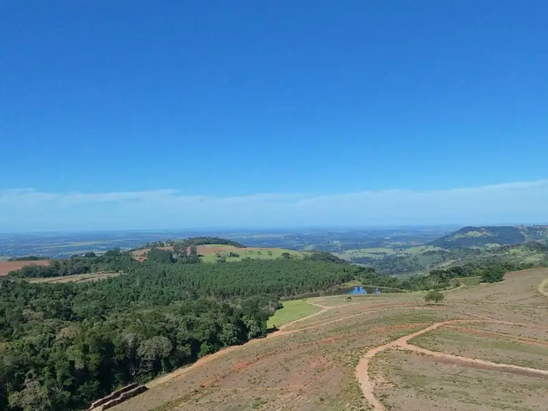 Vista do vale e da área de plantio da fazenda