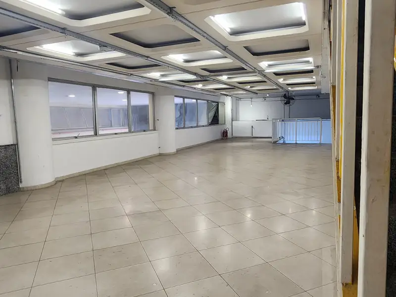 Salão amplo com janelas no 1º andar da loja