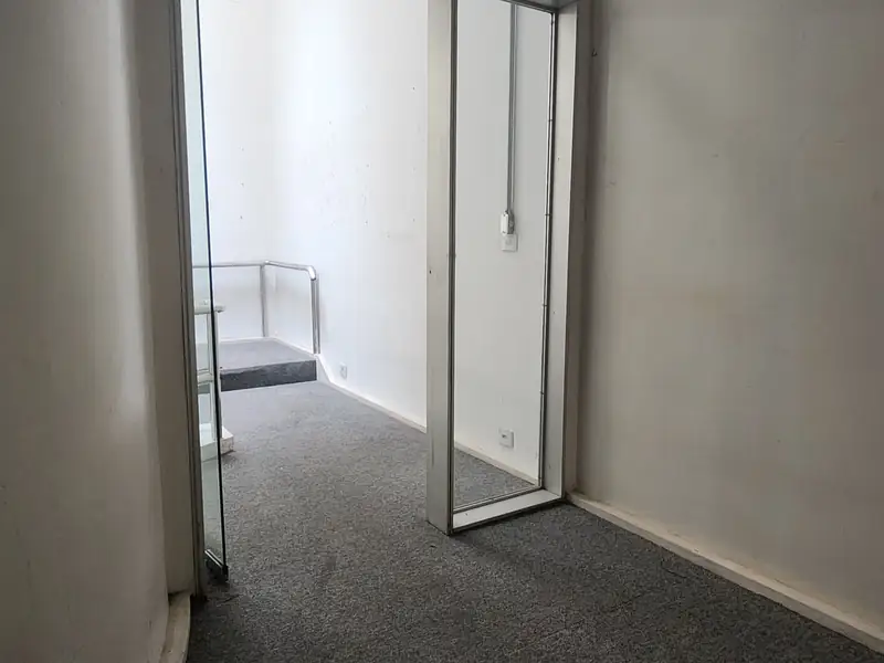 Sala com porta de vidro e carpete na loja