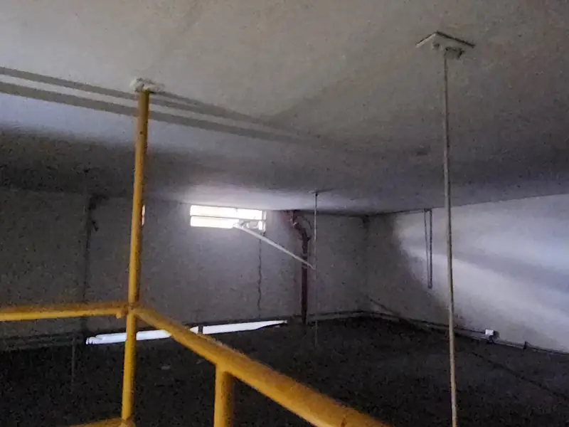 Mezanino com guarda-corpo na loja da Galeria Girondino