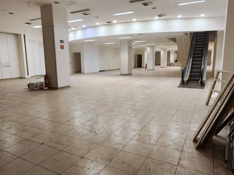 Pavimento comercial com escada rolante na loja de Pinheiros