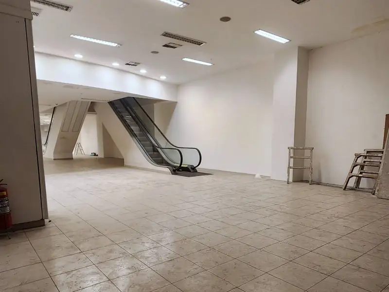 Escada rolante entre pavimentos da loja comercial em Pinheiros