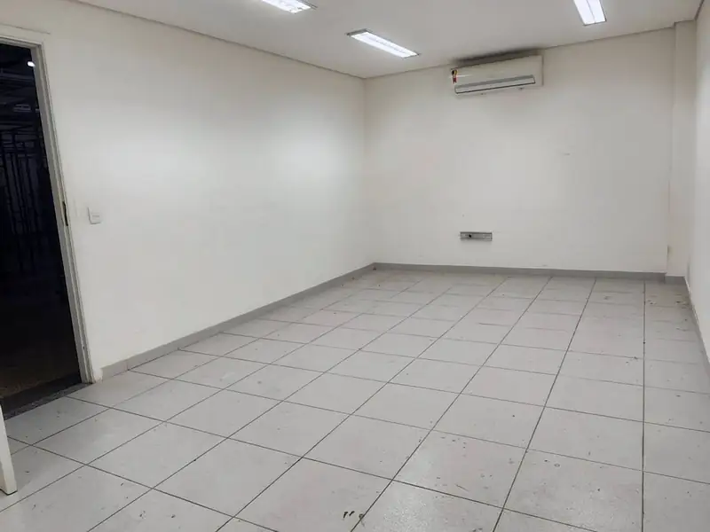 Sala de apoio com ar-condicionado na loja de Pinheiros