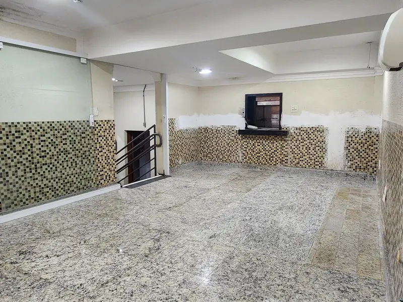 Área dos fundos da loja com piso de granito