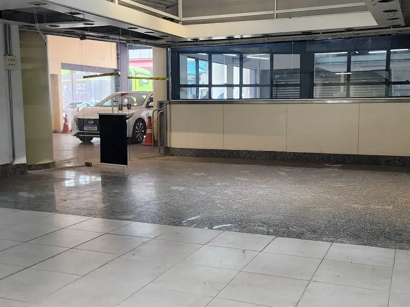 Loja com vista para o corredor da Galeria Girondino