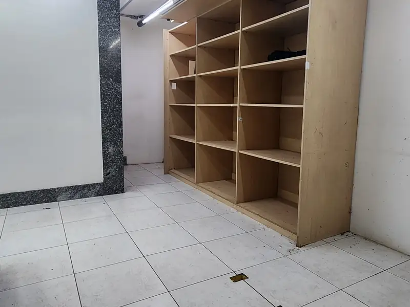 Área interna com prateleiras na loja de 55 m²