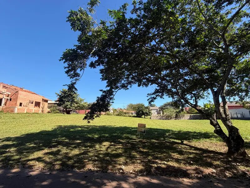 Terreno gramado de 1.000 m² sob árvores no Condomínio Parque Laguna, Botucatu