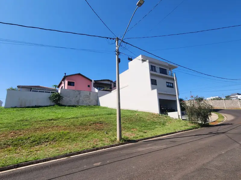 Terreno de 250 m² com casas vizinhas no condomínio