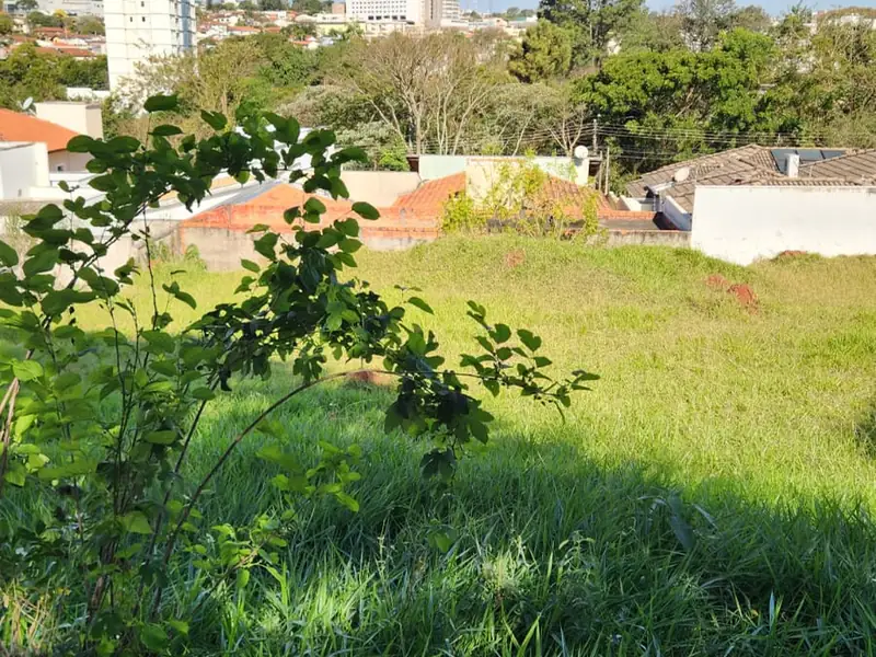 Terreno gramado no Recanto Azul com vista para a cidade de Botucatu